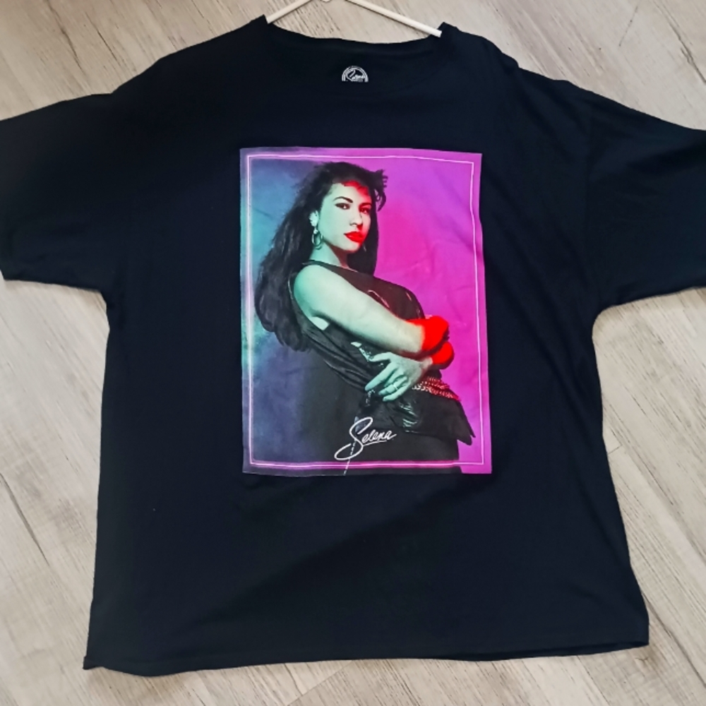 Selena Graphic tee XL